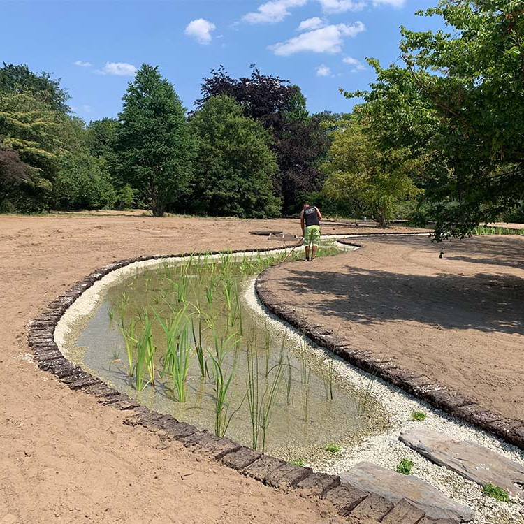  Beek die fungeert als filter voor de vijvers 