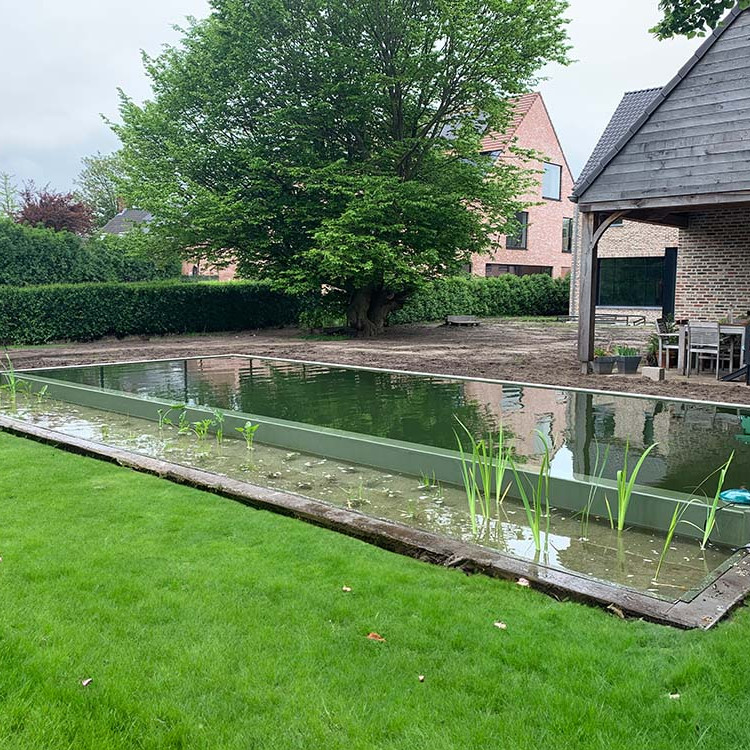  De zwemvijver met zicht op infinity overloop en filtergedeelte 