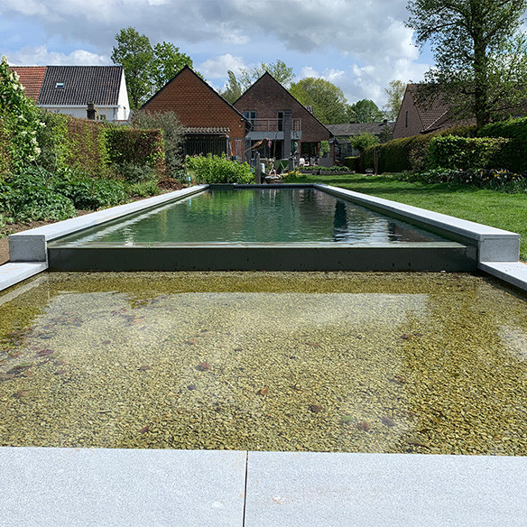  Zicht frontaal op de zwemvijver vanuit het filtergedeelte 