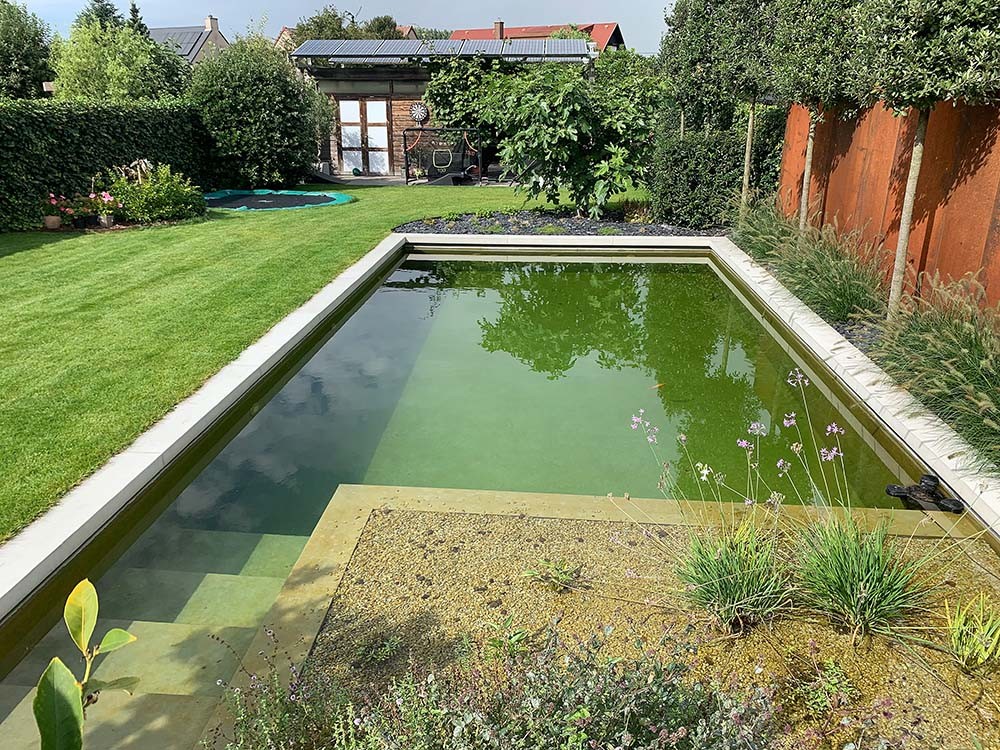Afgewerkte zwemvijver met filtergedeelte 
